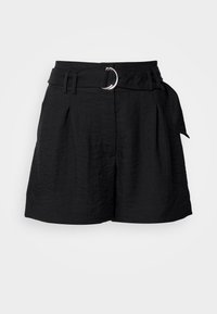 Shorts noirs en tissu texturé avec une taille ceinturée, dotée d'une boucle en métal argenté et de plis latéraux pour un détail supplémentaire.