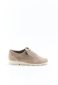 Zapatillas casuales de ante en beige claro, con cordones en la parte delantera, detalle de cremallera lateral y una suela de goma suave con una ligera curvatura.