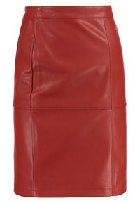 Červená kožená sukně s přiléhavým siluetou. Obsahuje přední švy a hladkou texturu. Sukně je po kolena s čistým lemem.