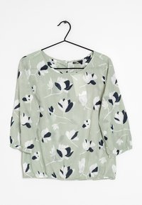 Blusa verde chiaro con stampa floreale in bianco e nero, caratterizzata da maniche a tre quarti, scollatura rotonda e vestibilità ampia.