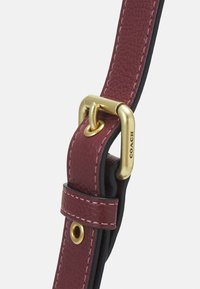 COACH TAB MESS BURNISHED AMBER ONE - Taška cez plece - wine
