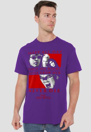 Cotton Soul, THE LOST BOYS/NEVER DIE - T-Shirt print - purple