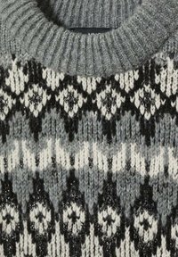 Sweter z dzianiny z szaro-biało-czarnym geometrycznym wzorem i błyszczącymi akcentami. Gruba ściągaczowa dekolt w kolorze szarym.