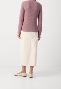 Maglione a maglia leggermente viola con maniche lunghe, texture a costine. Abbina a una gonna midi color crema e scarpe beige con tacco basso.