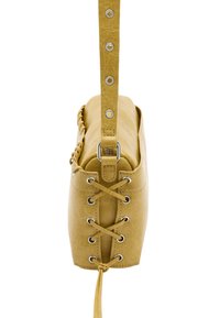 Żółta skórzana torba na ramię o prostokątnym kształcie, z ozdobnym wiązaniem z jednej strony, srebrnymi okuciami i regulowanym paskiem.