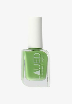 Grüne Nagellackflasche mit weißem Deckel, beschriftet mit "LAUED bio-basiert | vegan" auf weißem Hintergrund.