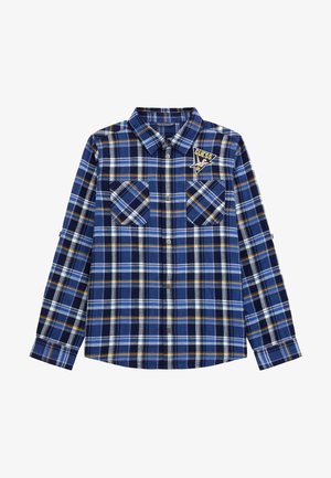 Blau kariertes Hemd mit langen Ärmeln, zwei Fronttaschen und einem "Guess"-Logo-Patch. Das Material wirkt weich und der Schnitt ist lässig.