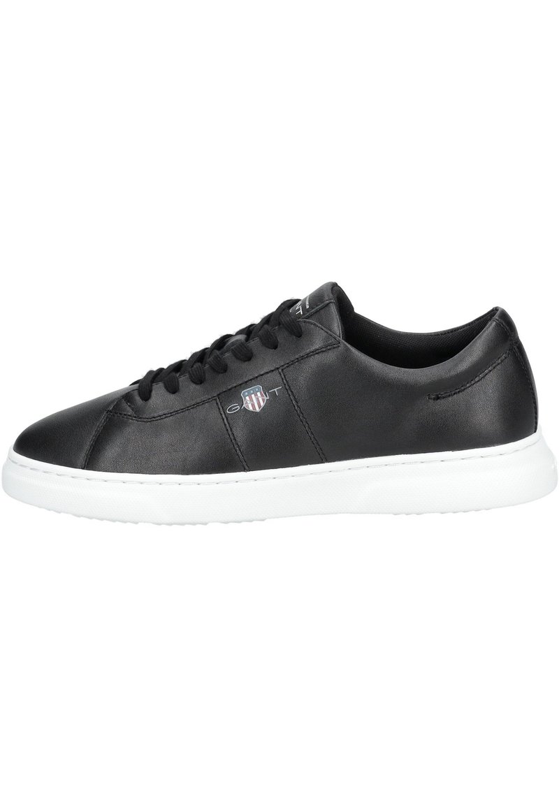 Schwarze Ledersneaker mit glatter Oberfläche, weißer Gummisohle und schwarzen Schnürsenkeln. Mit einem Logo-Detail an der Seite.