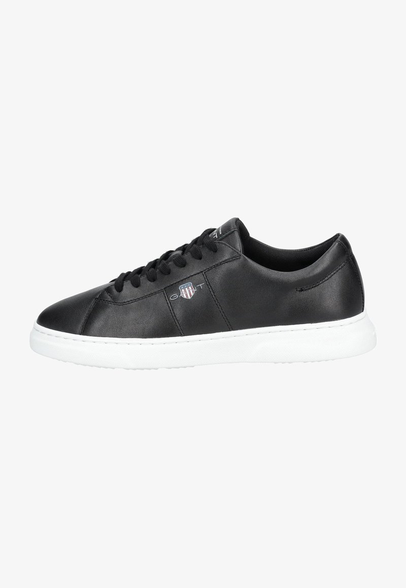 Schwarze Ledersneaker mit glatter Oberfläche, weißer Gummisohle und schwarzen Schnürsenkeln. Mit einem Logo-Detail an der Seite.