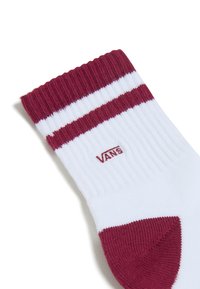 Weiße Baumwollsocke mit maroonfarbenen Akzenten. Verfügt über eine gerippte Struktur, drei maroonfarbene Streifen am Bündchen und ein kleines gesticktes "VANS"-Logo.