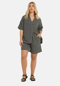 Grå bomulls skjort- och shortsset med lös passform, som har en knäppkrage, korta ärmar och elastisk midja.