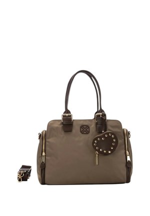 Borsa marrone con doppi manici, due cerniere laterali e una pochette rotonda borchiata attaccata, mostrata con tracolla removibile accanto.
