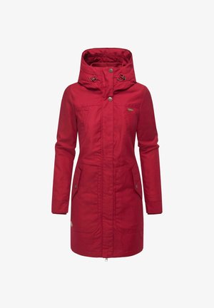 Rød kåpe med hette, laget av et glatt materiale. Har glidelåslukking, to frontlommer og justerbare snorer ved hetten.