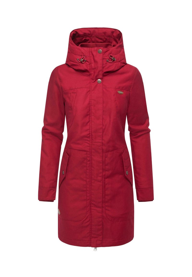 Cappotto rosso con cappuccio, realizzato in materiale liscio. Presenta una chiusura con cerniera, due tasche frontali e coulisse regolabili sul cappuccio.