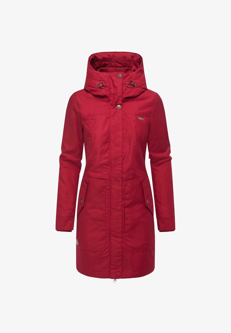 Cappotto rosso con cappuccio, realizzato in materiale liscio. Presenta una chiusura con cerniera, due tasche frontali e coulisse regolabili sul cappuccio.