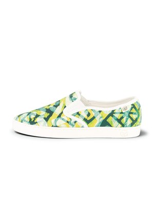 Chaussure slip-on avec semelle blanche et dessus recouvert d’un tissu à motif abstrait vert, jaune et blanc.