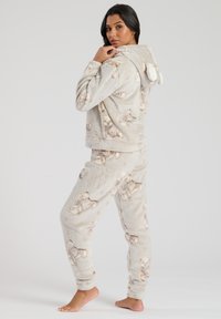 Fleece-Loungewear-Set in Hellgrau mit Teddybärmuster. Der Kapuzenpullover hat Ohrenakzente, und die Hose hat elastische Bündchen.