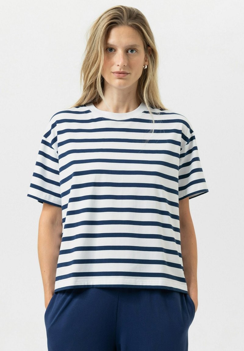 T-shirt à manches courtes rayé blanc et marine, en coton doux, avec un col rond et une coupe décontractée à ourlet droit.