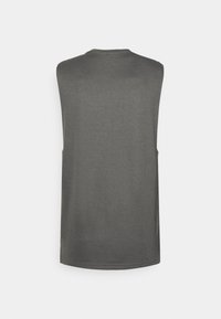 Bez rękawów szary top na ramiączkach z okrągłym dekoltem, wykonany z miękkiego, teksturowanego materiału, o luźnym kroju i prostym wykończeniu dołu.