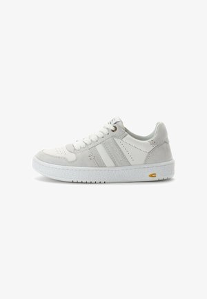 Witte en lichtgrijze sneaker, mix van leer en suède, ronde neus, vetersluiting, gestructureerde zool, zijkanten met strepen en een klein geel accent.
