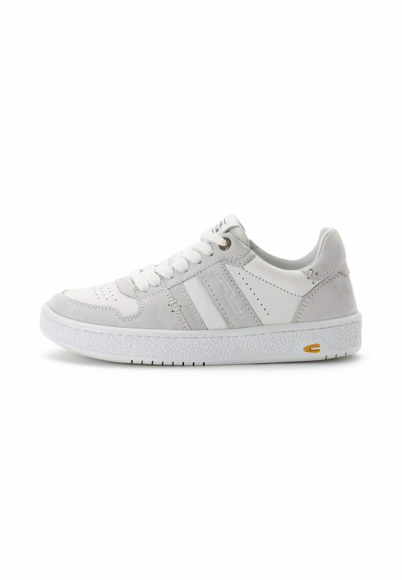 Sneaker blanc et gris clair, mélange de cuir et de daim, bout arrondi, design à lacets, semelle texturée, rayures sur les côtés et un petit accent jaune.