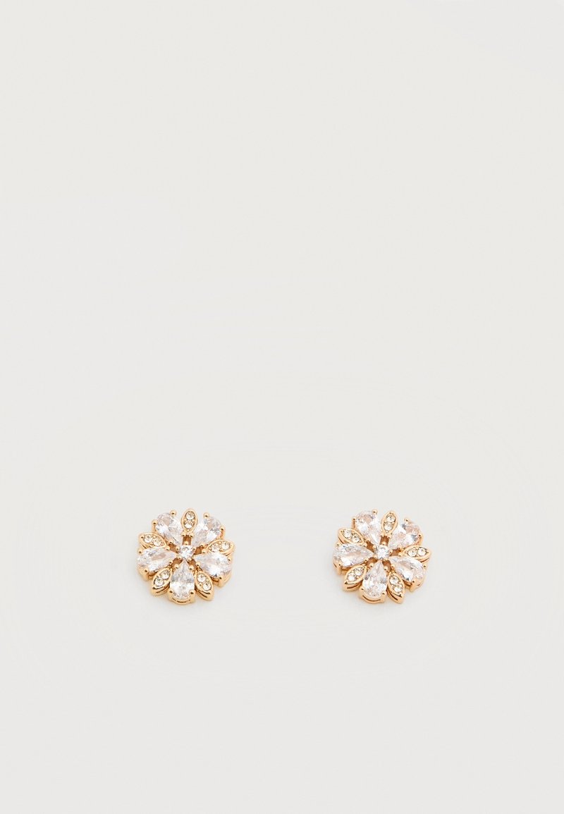 Paire de boucles d'oreilles en or en forme de fleurs avec des pierres précieuses transparentes en goutte et rondes disposées en pétales.