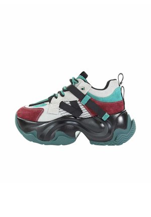 - Sneakersy niskie