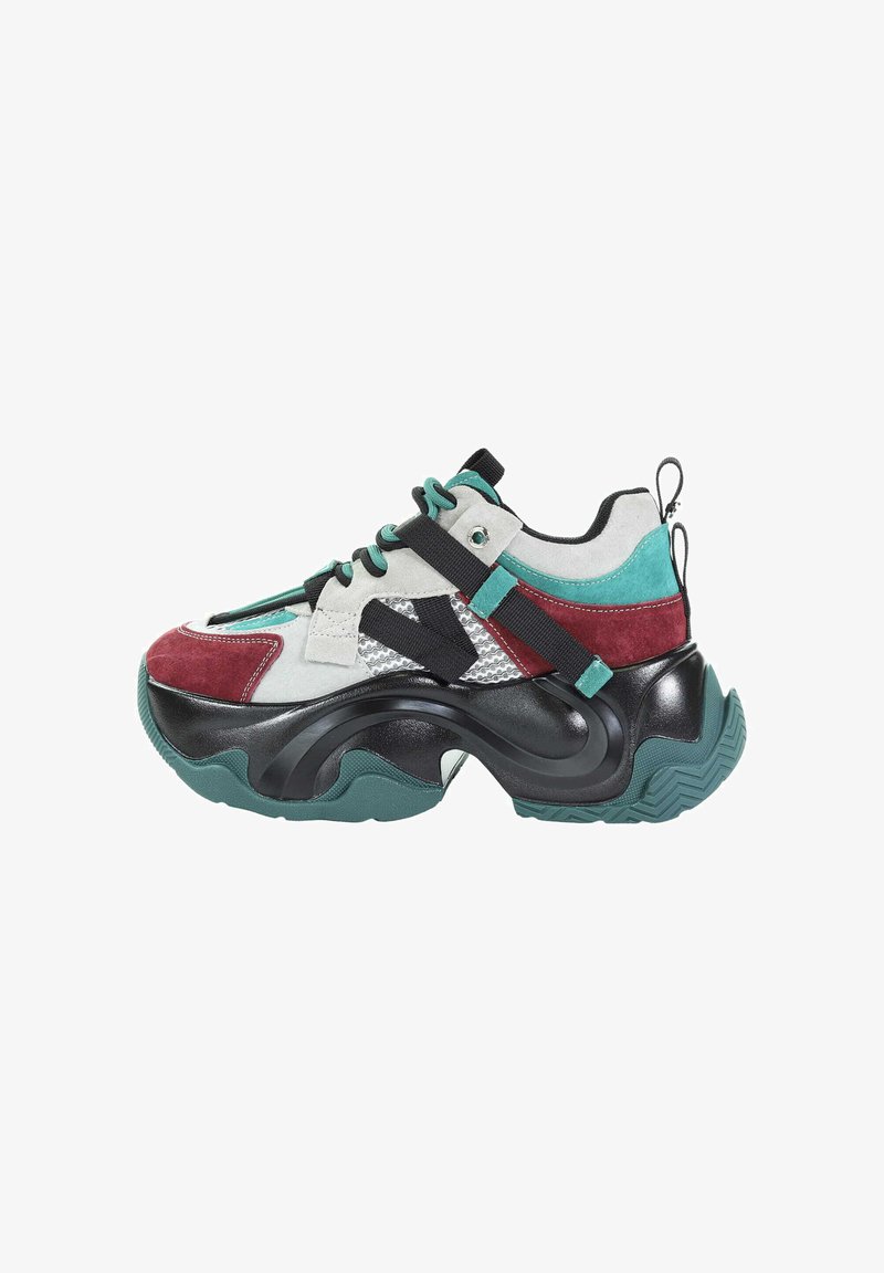 Grubo podeszwy sneakersy z niebiesko-zielonym, burgundowym i szarym zamszem, czarną zakrzywioną podeszwą, siateczkowymi detalami oraz czarnym paskiem z niebiesko-zielonymi akcentami po bokach.
