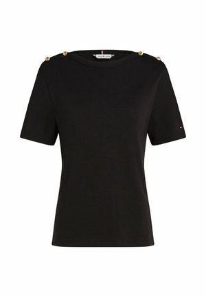 Zwarte katoenen t-shirt met korte mouwen, ronde hals en drie gouden knopen op de schouder. Bevat een klein logodetail nabij de zoom.
