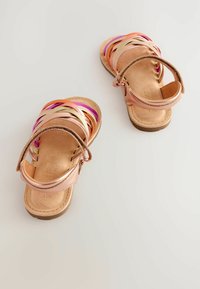 Open-toed sandalen met multi-kleurige, glanzende banden in roze, oranje en goud, met een bruine zool en een verstelbare enkelband.