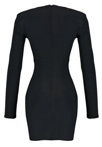 Robe mini noire cintrée à manches longues avec un col montant et une fermeture éclair visible dans le dos, mettant en valeur un design structuré aux épaules.