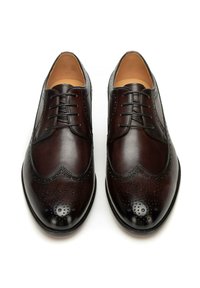 Braune Lederschuhe mit perforierten Details, abgerundetem Zehenbereich und traditionellem Schnürdesign. Glatte Textur und polierte Oberfläche.