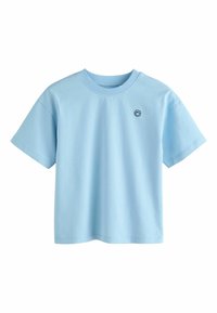 Világoskék pamut póló kerek nyakkal, rövid ujjakkal és egy kis fekete logóval a bal mellrészen. Egyszerű és lezser dizájn.