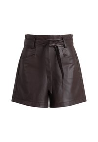 Brune faux lædershorts med bæltestrop, fire lommer og en glat tekstur. Har en skræddersyet pasform med rullet kant.