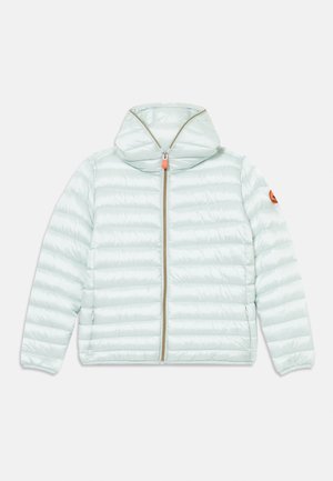 Lichtblauwe pufferjack met capuchon, verticale gestikte ontwerp, rits aan de voorkant en klein oranje logo op de linker mouw.