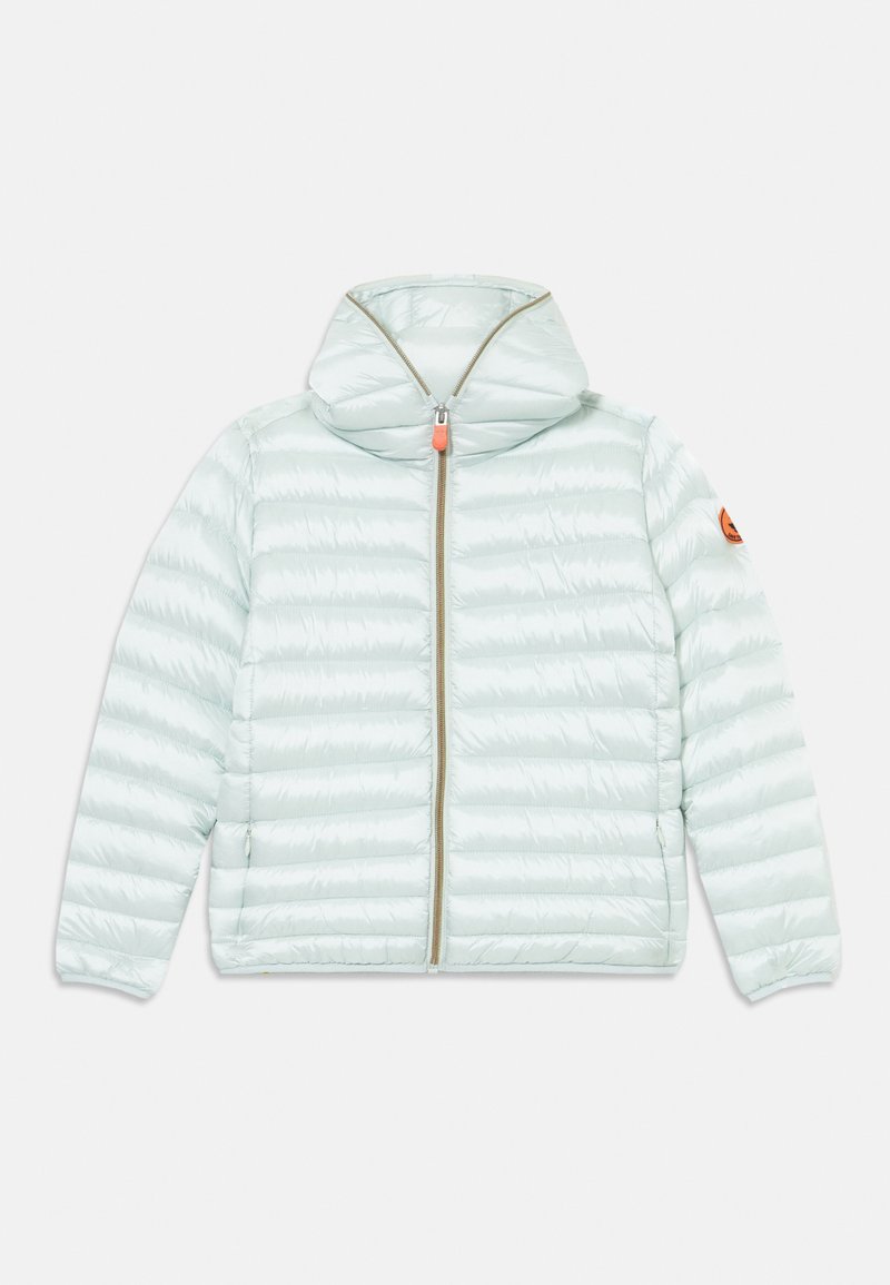 Lichtblauwe pufferjack met capuchon, verticale gestikte ontwerp, rits aan de voorkant en klein oranje logo op de linker mouw.