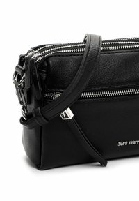 Borsa a tracolla in pelle nera con molteplici cerniere argentate, forma rettangolare, tracolla regolabile e un discreto dettaglio del logo sul lato.