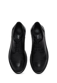 Chaussures en cuir noir avec une texture lisse, un design à lacets, un bout rond et des zones mates et brillantes contrastées sur le-dessus.