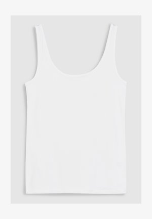 Hvid tanktop lavet af bomuldsmateriale, med et enkelt design, brede skulderstropper og en rund udskæring. Ingen mønstre eller dekorationer.