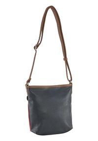 Torba na ramię z regulowanym brązowym paskiem, główną częścią w ciemnoszarym kolorze i czerwoną boczną wstawką, wykonana z teksturowanego materiału przypominającego skórę.