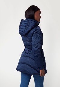 Guess SELINE LOGO MIDI PUF - Žieminis paltas - blau