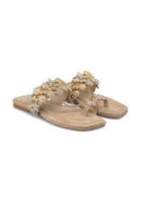 Sandali beige con decorazioni floreali e a stella, caratterizzati da una suola piatta e un design con fascia tra le dita, realizzati in materiale scamosciato.