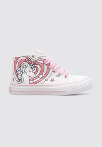 Zapatillas deportivas altas blancas con un gráfico de unicornio decorado con patrones de corazones y en tonos rosas, cordones rosas y una suela de goma texturizada.