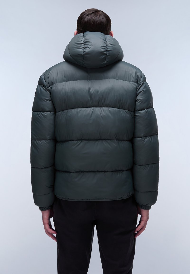 Daunenjacke in dunklem Grün mit einer hohen, runden Kapuze. Verfügt über gesteppten Bereiche und elastische Bündchen. Glatte, glänzende Stoffeoberfläche.