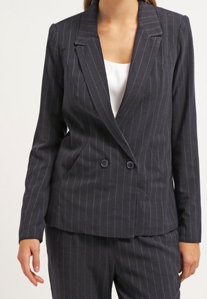 Blazer à rayures gris foncé en tissu lisse, présentant un design croisé, des revers crantés et des poches avant.
