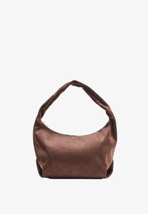 Rjava sueded torba za ramo z mehkimi, zaobljenimi oblikami in zadrgo. Ima en debelejših ročajev za enostavno prenašanje.