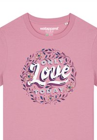 Lichtroze T-shirt van een katoenmix met een rond ontwerp en de tekst "Vandaag Alleen Liefde" en bloemaccenten in het wit, paars en blauw.