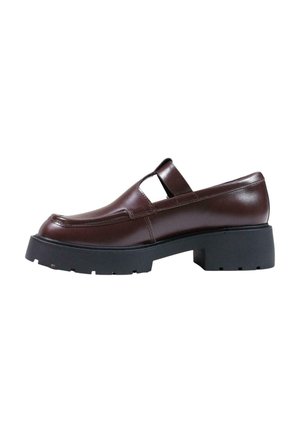 Mocassin en cuir brun foncé avec une semelle noire épaisse et une bride découpée sur le dessus, vu de côté sur fond blanc.
