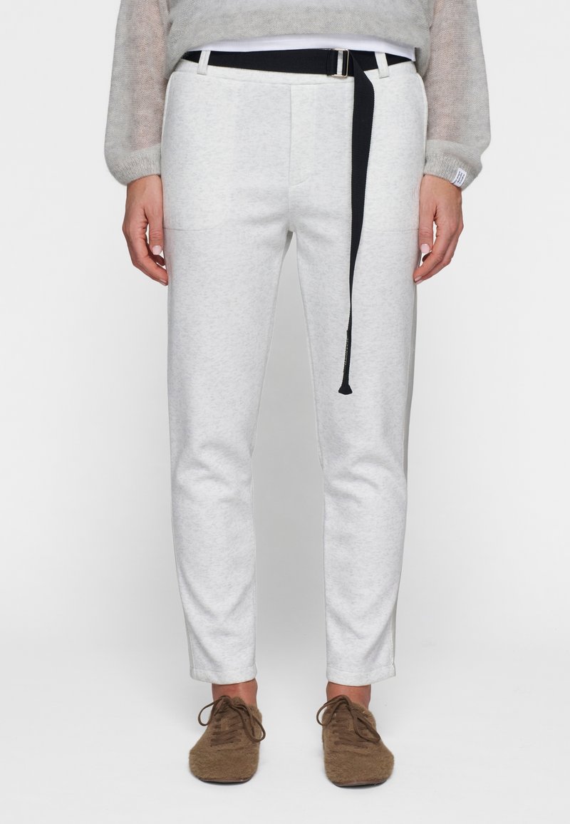 Hellegraue maßgeschneiderte Hose aus weichem Stoff, mit einem schwarzen Gürtel, zwei Fronttaschen, Slim-Fit-Schnitt und knöchellangen Säumen.