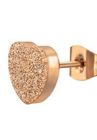 Orecchino a perno a forma di cuore realizzato in oro rosa con una superficie glitterata e testurizzata. Presenta un retro liscio e un gancio sottile per il fissaggio.